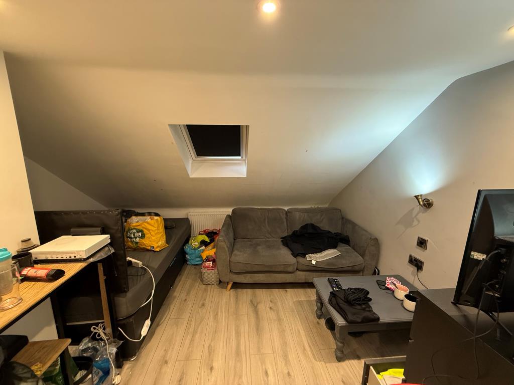Lot: 140 - WELL PRESENTED RESIDENTIAL INVESTMENT - Bedroom five